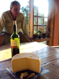 João Dutra produz queijo artesanal na sua fazenda em Coronel Xavier Chaves foto